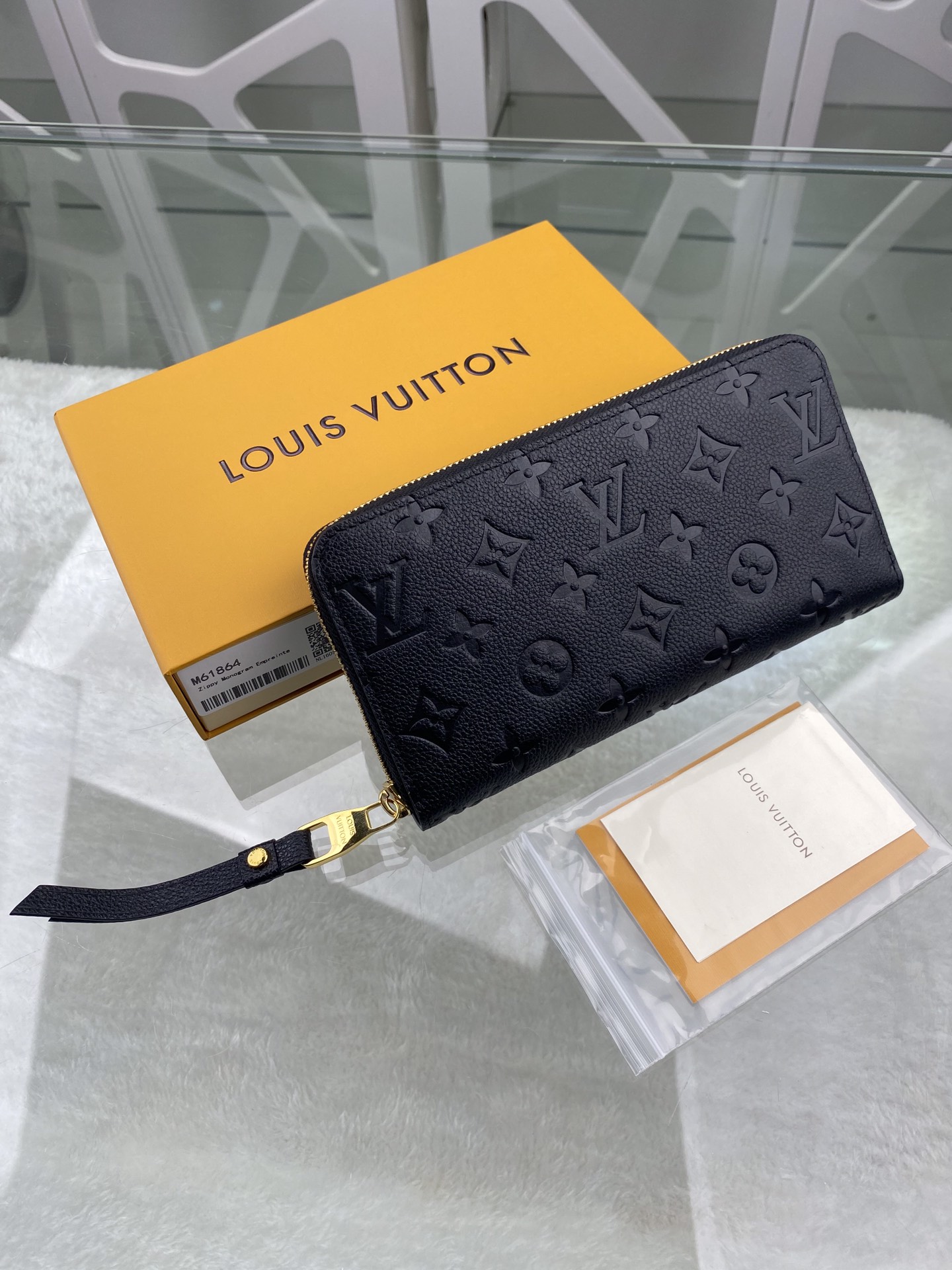 Replica Louis Vuitton Beyond Monogram Shawl M71385